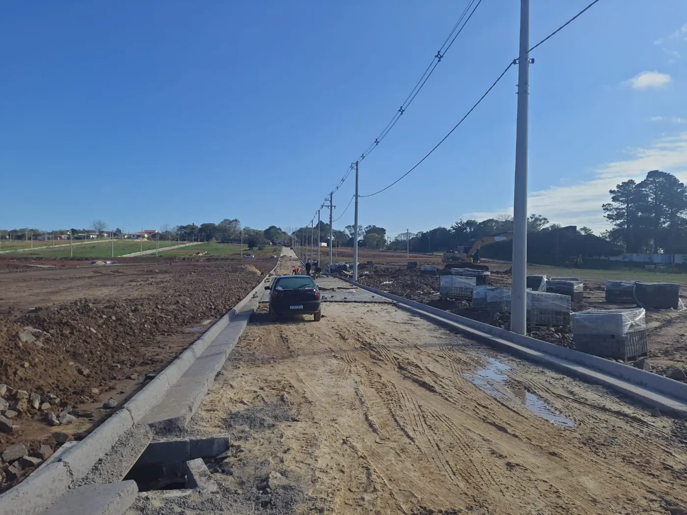 Registro fotográfico de via em execução com infraestrutura de iluminação