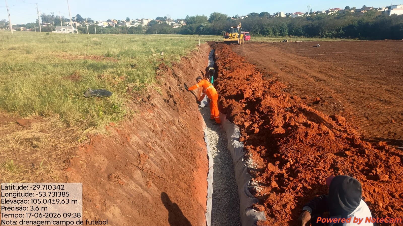 Fotografia da obra do campo de futebol da Associação Esportiva PIA